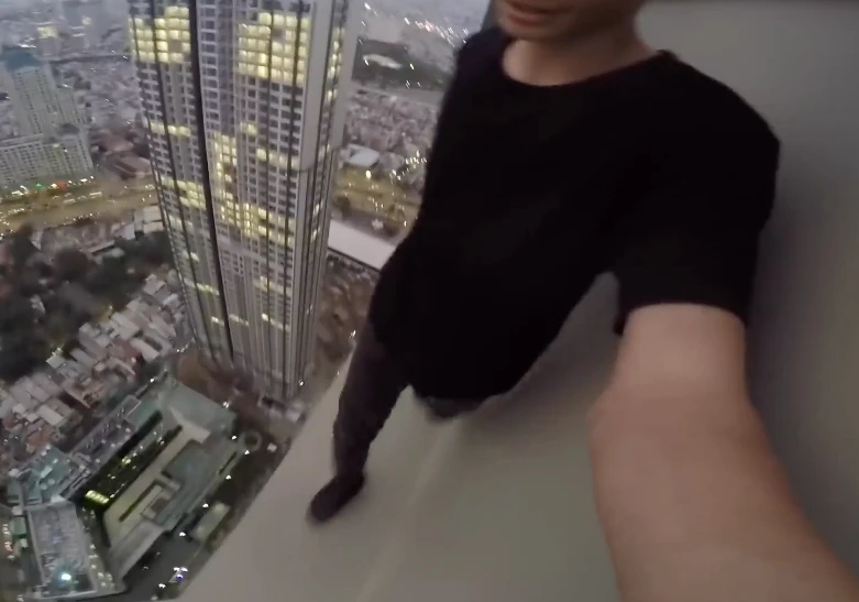 Giới trẻ Việt bị ném đá khi “check in” trên tòa nhà chọc trời