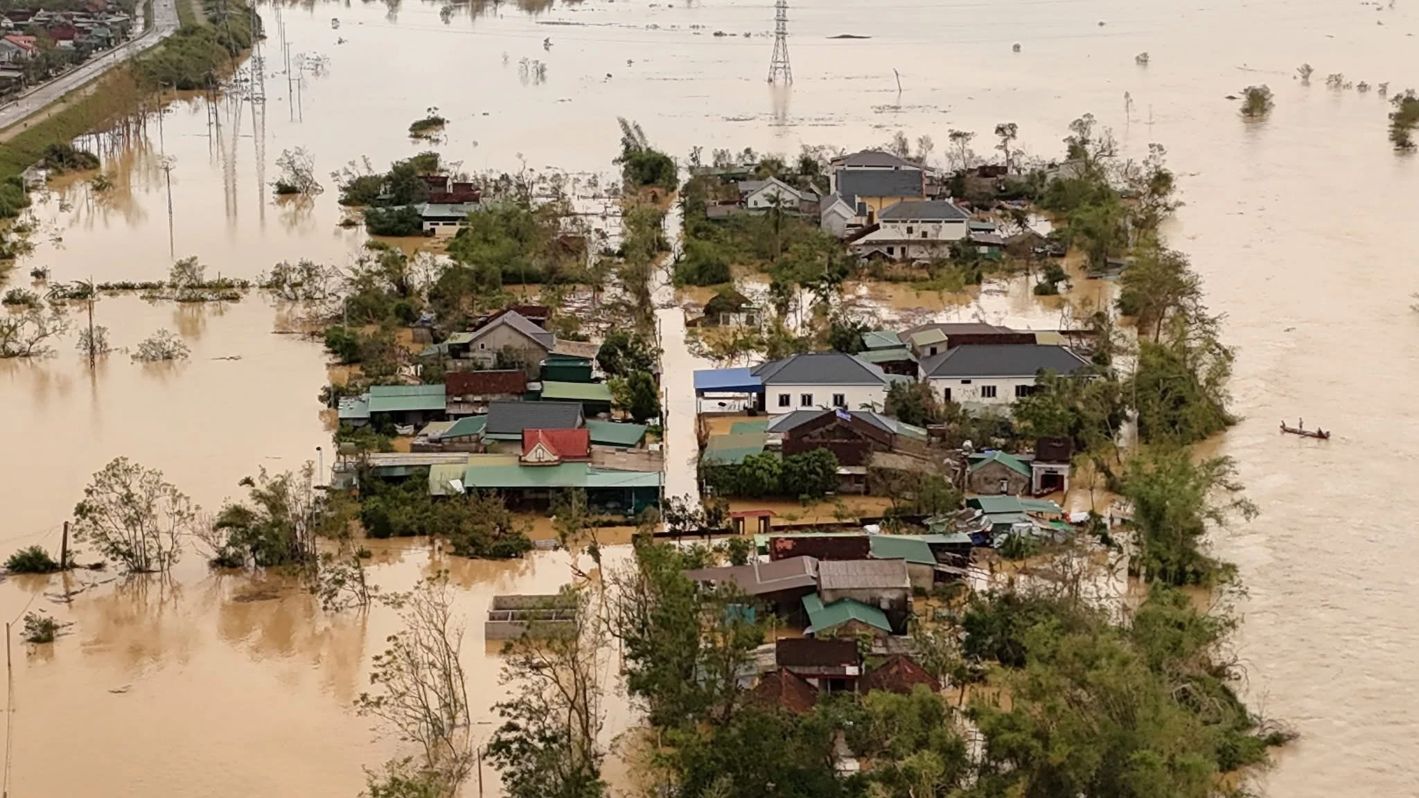 Nước ngập ngang mái nhà ở Nghệ An do mưa lũ sau bão số 10 Bualoi