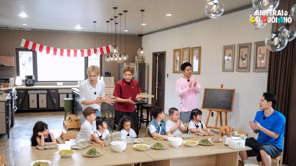 Buổi sáng tự lập đầu tiên tại nhà chung, các “Anh trai” chăm “cái đuôi nhỏ”