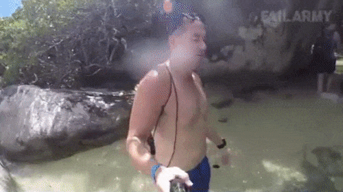 Nóng quá nằm xuống tắm cho mát thôi mà.