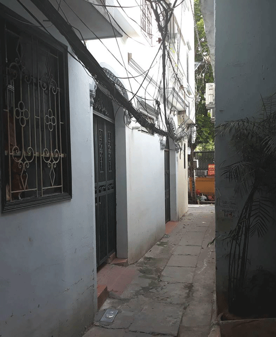 Đầu ngách 107/1/51 Nguyễn Chí Thanh dây cáp chằng chịt như mạng nhện.