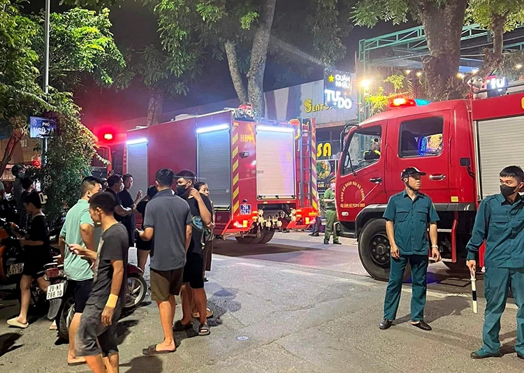 Hiện trường vụ cháy lớn tại nhà số 67 Phó Đức Chính, Hà Nội