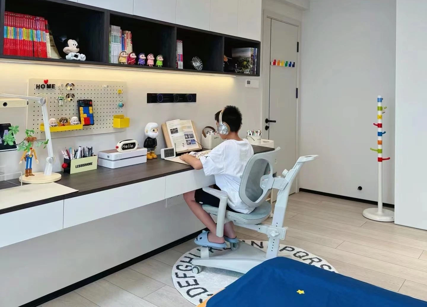 Phòng ngủ 18m2 kiêm phòng học với đầy đủ công năng 