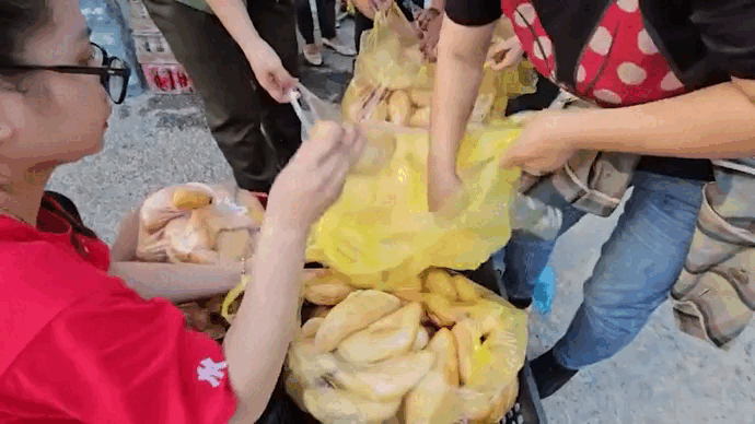 Xe khách bị vùi lấp, 12 người chết: Ám ảnh 13 giờ cứu nạn - Hình 5 Xe khach bi vui lap, 12 nguoi chet: Am anh 13 gio cuu nan-Hinh-5