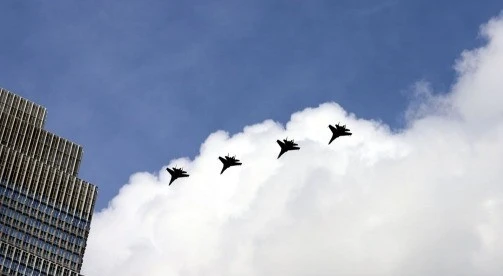 Xem máy bay Yak130 và Su-30MK2 nhào lộn trên bầu trời TP HCM