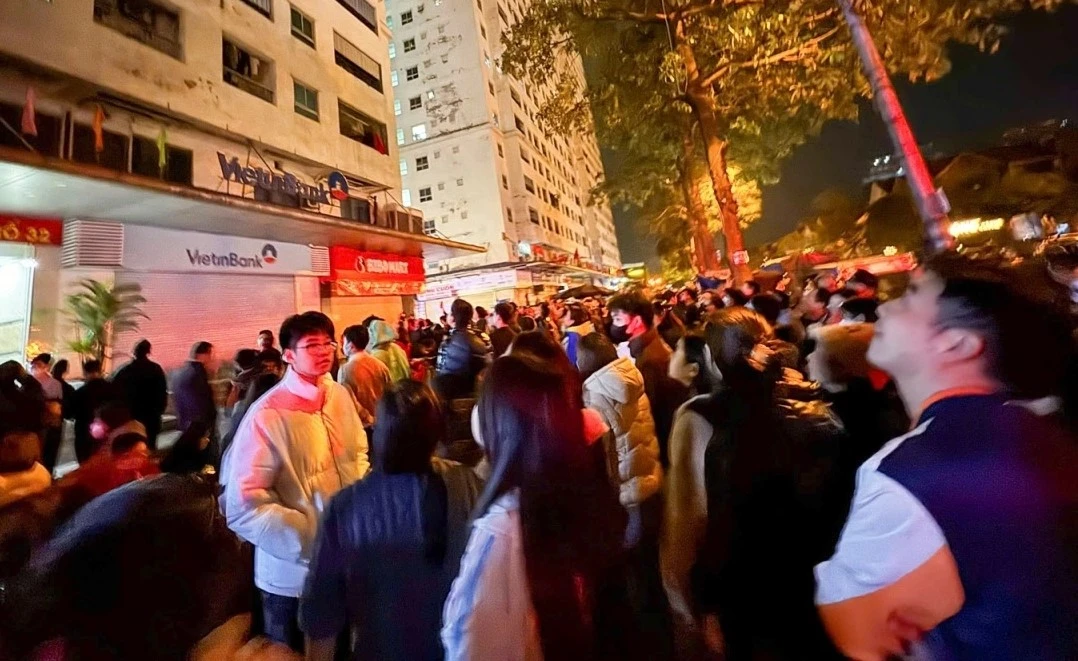 Hiện trường vụ cháy chung cư HH1A Linh Đàm lúc nửa đêm