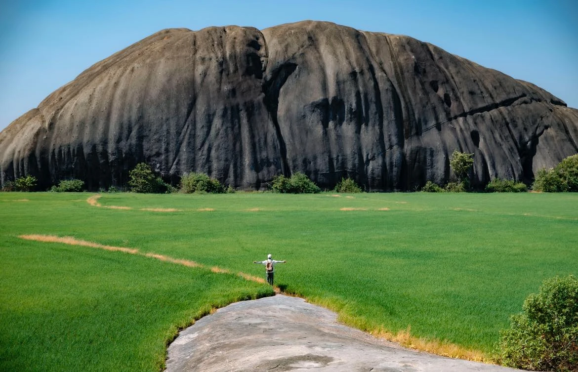 Check-in núi đá Chữ Thập giữa ruộng lúa ở Đồng Nai