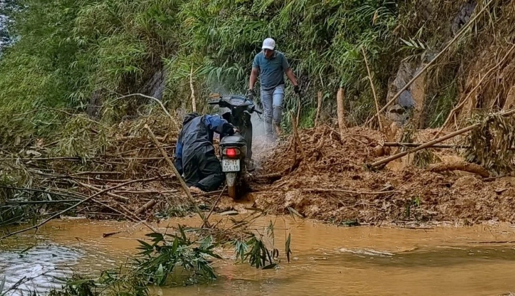 Mưa lớn gây sạt lở quốc lộ 32 đi Mù Cang Chải, Yên Bái