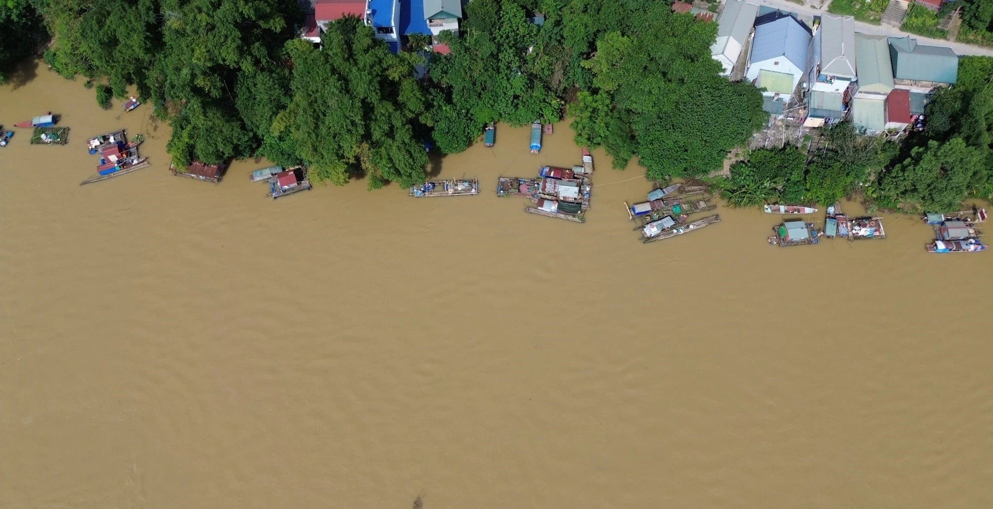 Cuộc sống xóm vạn chài đảo lộn khi Thủy điện Hòa Bình xả lũ