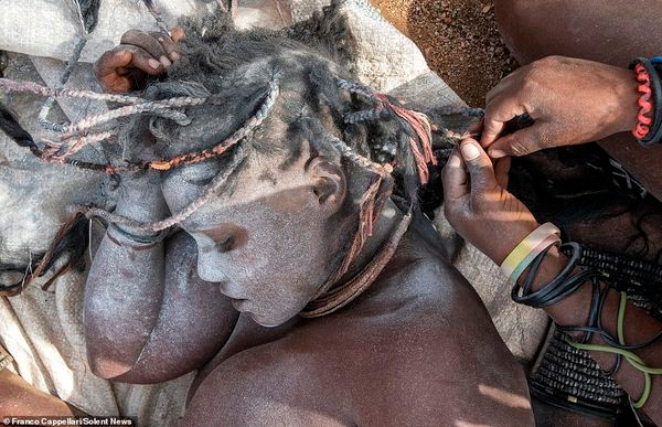 Phụ nữ Himba chỉ mặc mỗi tấm da che phần dưới, để ngực trần, không được tự tắm mà sẽ lấy các cây lá thơm và nhựa của chúng chà lên người.