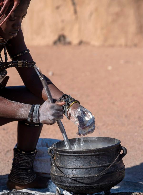 Phụ nữ Himba phụ trách việc chăm sóc con cái và vắt sữa bò mỗi buổi sáng, đàn ông đảm nhận việc chăn thả gia súc và thường vắng nhà thời gian dài.