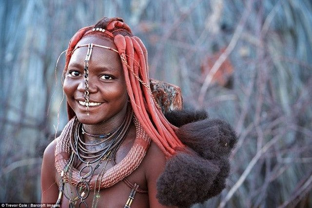 Bước sang tuổi dậy thì, phụ nữ bộ tộc Himba bện tóc thành nhiều lọn dài, bọc bên ngoài bằng đất sét hoặc đất đỏ - loại đất có chứa nhiều sắt.