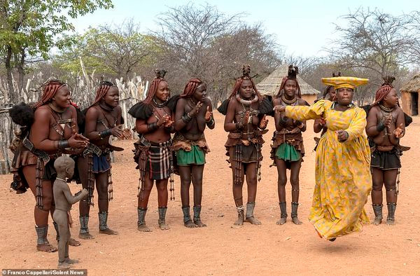 Bộ tộc bản địa Himba sống tách biệt với xã hội hiện đại. Họ chủ yếu định cư tại Kaokoland, khu vực xa xôi hẻo lánh vùng Kunene và có dân số lên tới 50.000 người.