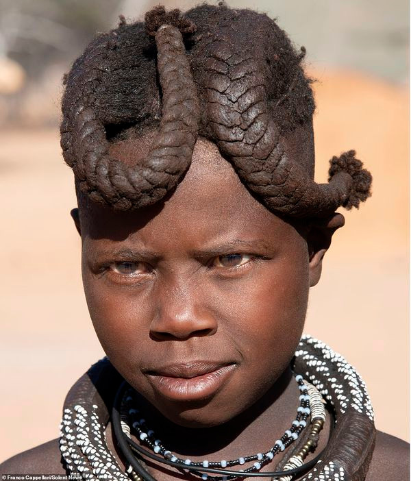 Nói cách khác thì đa số đàn ông Himba cởi trần, còn phụ nữ thì mặc "bán nude".