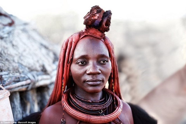 Người phụ nữ Himba không mặc quần áo, không chỉ thích vẽ toàn bộ cơ thể bằng bùn đỏ, mà còn không tắm cho đến hết đời. Đặc biệt, phụ nữ ở đây còn lấy chung chồng rất nhiều.
