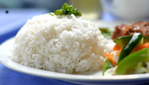 Ăn ít, nhịn cơm gây hoa mắt, mất tập trung, vì sao? Nhiều người có hiện tượng hoa mắt, mất tập trung vì ăn ít, nhịn cơm. Phân tích về điều này, BS Vi nói chất bột đường có vai trò cung cấp năng lượng cho cơ thể và oxy cho não. Nhịn ăn tinh bột sẽ gây buồn ngủ, ngủ gật, thiếu sức sống vì không có oxy cho não, nhất là vào buổi sáng.