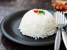 TS Từ Ngữ, Tổng Thư ký Hội Dinh dưỡng Việt Nam cho biết, trong một số bệnh lý, các chuyên gia khuyên hạn chế ăn một số thực phẩm, không ai khuyên kiêng ăn chất này hay chất nọ, vì mỗi chất dinh dưỡng đều có vai trò nhất định đối với cơ thể. Theo vị chuyên gia này, không chuyên gia nào khuyến cáo người tiểu đường không ăn cơm hoặc tinh bột.