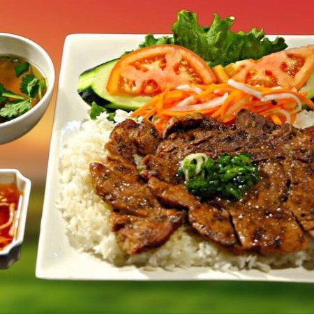 "Do đó, bắt buộc phải ăn tinh bột, có thể từ cơm, hoặc bún, phở, cháo, bánh mì, nhất là vào buổi sáng, sau một đêm dài nhịn đói", BS Tường Vi cho hay.