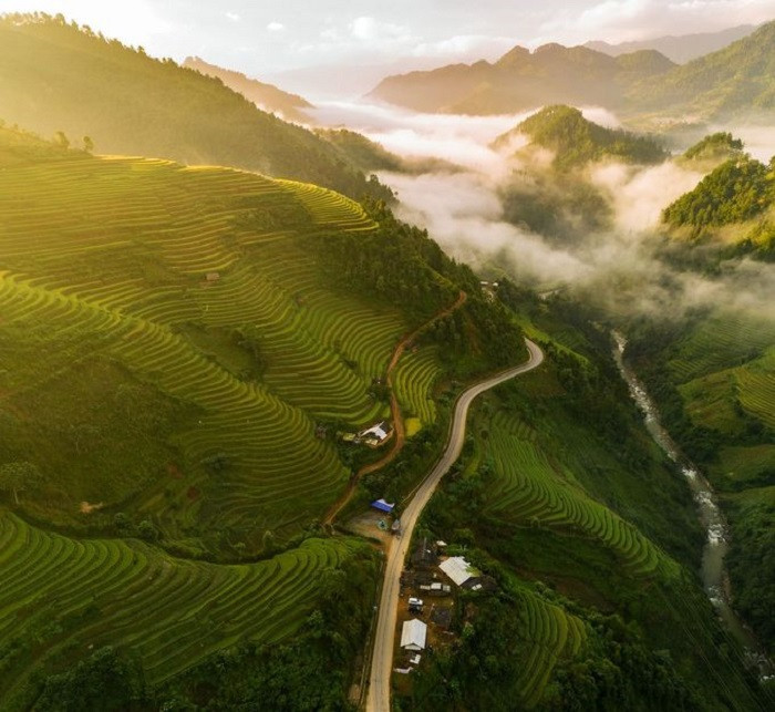 Đèo Khau Phạ thuộc tỉnh Yên Bái nối huyện Văn Chấn và huyện Mù Cang Chải. Đèo này có chiều dài khoảng 30km, cao hơn 1.200m. Đèo đi qua nhiều địa danh nổi tiếng như La Pán Tẩn, Mù Cang Chải, Tú Lệ, Chế Cu Nha, Nậm Có…