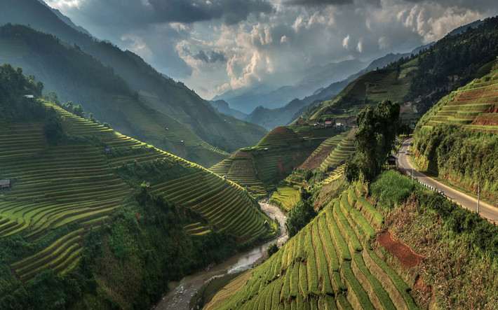 Đường đèo Khau Phạ có đến hai phần ba là đường cấp phối, gập ghềnh đá sỏi. Trong suốt chiều dài của đèo có đến vài chục đoạn cua gấp khúc tay áo.