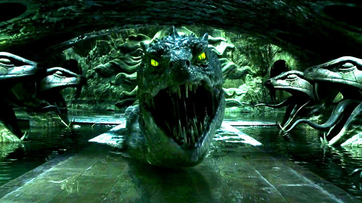 2. Basilisk: Theo truyền thuyết, Basilisk là thành quả lai tạp của một quả trứng gà được ấp bởi một con ếch. Sự kết hợp kỳ lạ ấy vô tình tạo ra một con rắn thần có cánh mang nhiều sức mạnh huyền bí. Còn trong thế giới của Harry Potter, Basilisk là vật nuôi của Salazar Slytherin, một trong 4 nhà sáng lập Hogwarts. Do bất đồng với 3 người còn lại, Slytherin đã giấu nó trong "Phòng chứa bí mật" để một ngày nào đó giết chết các phù thủy gốc Muggle. Basilisk sở hữu cặp mắt có thể giết chết người và những chiếc răng nanh có nọc độc khủng khiếp.