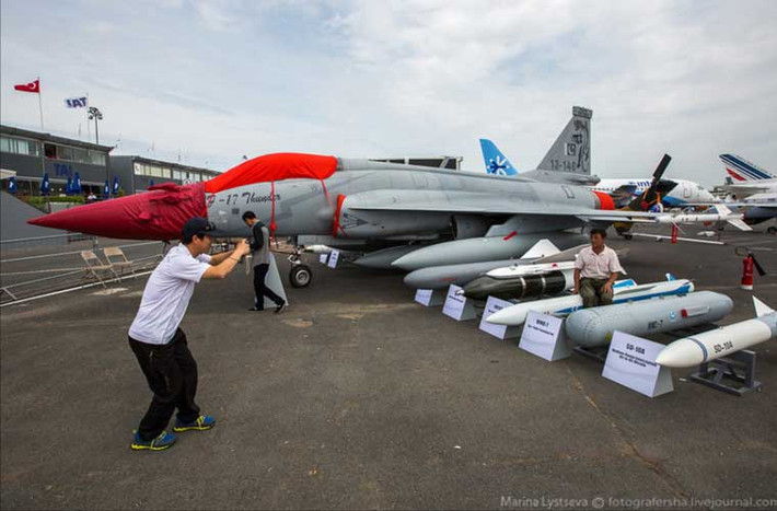 Các vị khách thăm quan đang “tự sướng” bên dàn bom đạn của tiêm kích JF-17 – chiến đấu cơ giá rẻ nhất thế giới cho Trung Quốc-Pakistan hợp tác sản xuất. Hai quốc gia này liên tục đưa JF-17 tới tham dự hàng loạt sự kiện triển lãm trong vài năm gần đây nhằm tìm đường xuất khẩu.
