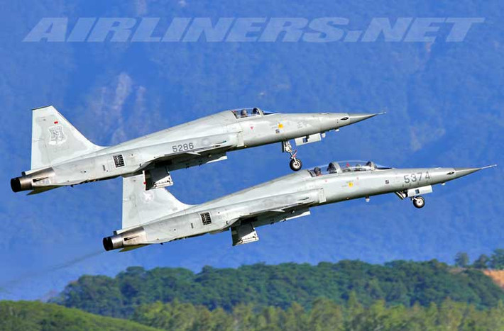 Khoảng 900 chiếc được Northrop chế tạo tại Mỹ, số còn lại công ty này cung cấp giấy phép sản xuất cho Thụy Sĩ, Đài Loan, Hàn Quốc tự chế tạo phục vụ cho nhu cầu trong nước. Đơn giá một chiếc thời điểm đó được xác định là 2,1 triệu USD.