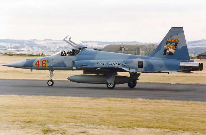 Tiêm kích hạng nhẹ F-5E khi được Northrop tạo ra, Không quân Mỹ đã không sử dụng chúng cho vai trò chiến đấu cơ tiền tuyến mà là để đóng giả máy bay đối phương (OPFOR) cho vai trò huấn luyện. Với kiểu dáng nhỏ gọn, tính năng tương tự, F-5E được dùng để đóng giả MiG-21 của Liên Xô để phi công Mỹ luyện đối đầu. Hiện nay, vẫn còn số lượng rất nhỏ F-5E được Hải quân Mỹ sử dụng để làm OPFOR.