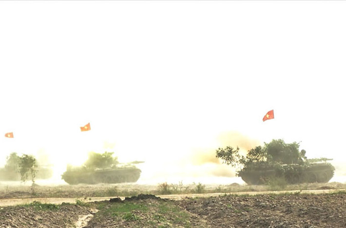 Xe tăng T-54/55 dùng pháo 100mm phối hợp tiêu diệt cụm trận địa phòng ngự của địch.