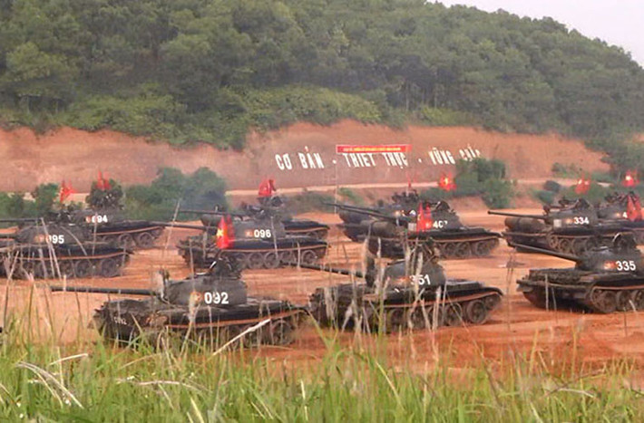 Tăng - Thiết giáp là binh chủng có vị trí, vai trò quan trọng đặc biệt của Quân đội Nhân dân Việt Nam khi chiến đấu hiệp đồng quân, binh chủng. Với ưu thế cơ động nhanh, hỏa lực mạnh, tính đột phá cao, khả năng tự bảo vệ tốt, tăng – thiết giáp được sử dụng cả trong phòng ngự và tấn công và các loại hình chiến đấu khác. Ảnh: xe tăng T-54/55 của Việt Nam được đưa ra ngoài bãi để chuẩn bị cơ động chuyển trạng thái sẵn sàng chiến đấu.