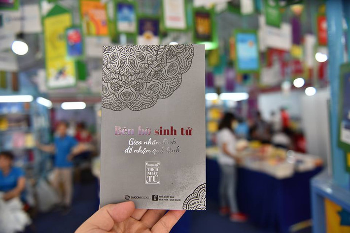 “Bên bờ sinh tử: Gieo nhân lành để nhận quả lành” được viết bởi Thượng tọa Thích Nhật Từ với những câu chuyện xoay quanh sự sống và cái chết, sự luân hồi, nhân quả… nhằm giúp chúng ta có thể biết cách trang bị cho mình một hành trang tốt đẹp khi sống, để bình thản đối diện với cái chết.