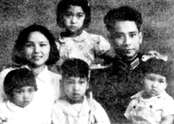 Như một sự sắp đặt của đất trời, tướng Nguyễn Sơn được phong tướng ngày hôm trước thì ngày hôm sau, ông tổ chức đám cưới với bà Lê Hằng Huân.