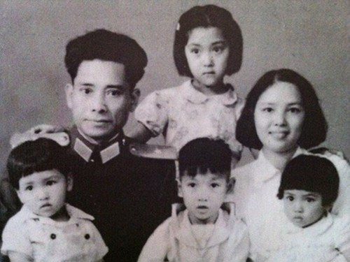 Người vợ thứ tư của tướng Nguyễn Sơn là Lê Hằng Huân. Đó là một phụ nữ đẹp, con nhà dòng dõi. Bà là em gái của bà Lê Hằng Phương, vợ của nhà văn, nhà nghiên cứu văn hóa Vũ Ngọc Phan.