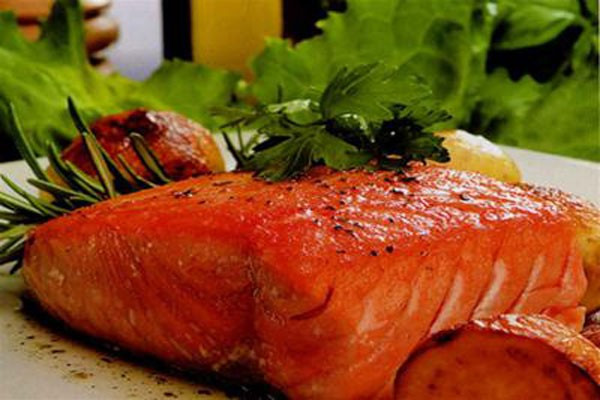 Cá hồi là món ăn giúp mọi người giảm cân nhanh hơn nếu duy trì trong thực đơn hàng ngày so với những người không ăn cá. Các nhà khoa học đã chỉ ra rằng, cứ 113 g cá hồi thì có ít nhất là 2 g omega 3. Loại axit này giúp người ăn tăng cường trao đổi chất, đào thải bớt lượng mỡ thừa ra khỏi cơ thể.