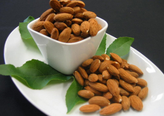 Hạnh nhân luôn là một trong những lựa chọn hàng đầu để rắc lên salad hay các món phụ trong mỗi chế độ giảm cân lành mạnh. Loại hạt này giàu vitamin E và là nguồn chất béo không bão hòa, có thể sử dụng hạnh nhân như một món ăn nhẹ khẩn cấp trong ngày, thay cho các loại đồ ăn vặt chứa nhiều chất béo không tốt cho sức khỏe.