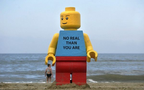 Đồ chơi LEGO khổng lồ cao tới 2,43 mét bị trôi dạt lên bờ biển Zandvoort (Hà Lan) dấy lên nhiều bí hiểm. Ban đầu, những người trên bãi biển rất ngạc nhiên, nhưng rồi họ bắt đầu tới gần và chụp hình với nhân vật LEGO.