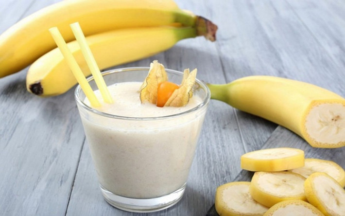 Sinh tố chuối: Chuối giàu kali, chất xơ, vitamin C và B6. Hãy xay 1-2 quả chuối cùng với sữa. Thức uống này giúp cung cấp năng lượng cho cơ thể.