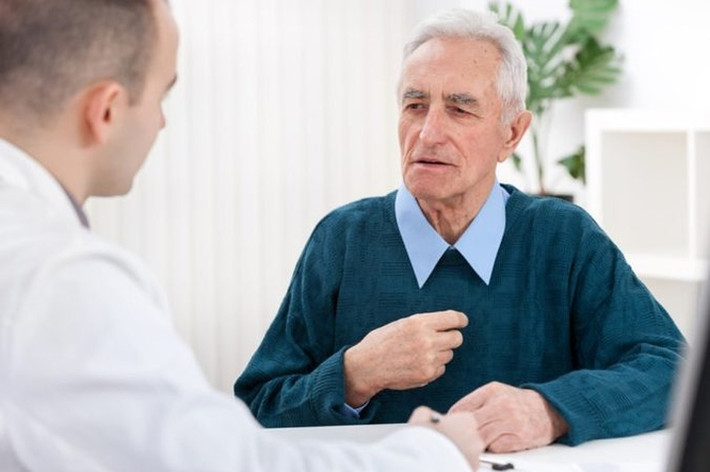 Thường xuyên lặp lại những câu chuyện cũ: Bệnh nhân suy giảm trí nhớ Alzheimer sẽ thường lặp lại những câu hỏi hoặc câu trả lời từ trước.