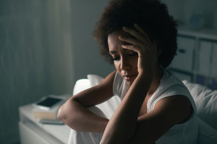 Thay đổi thói quen ngủ: Người bệnh Alzheimer thường khó đi vào trong giấc ngủ nên họ thường ngủ ngày và thức vào ban đêm.