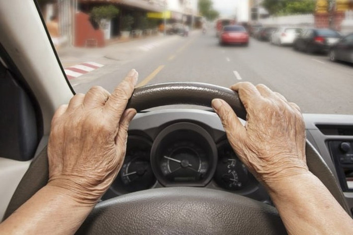 Giảm thị lực: Người mắc bệnh Alzheimer thường có vấn đề về phân biệt màu sắc hoặc khó đánh giá được đối tượng.