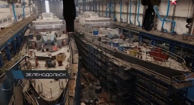 Đây là thông tin hết sức bất ngờ vì chính ông này, trước đó tháng 12/2015 đã tuyên bố rằng, Việt Nam sẽ nhận đủ hai tàu Gepard 3.9 trong giai đoạn 2017-2018. Ảnh: Hai tàu Gepard 3.9 đóng cho Việt Nam nằm trong xưởng nhà máy.