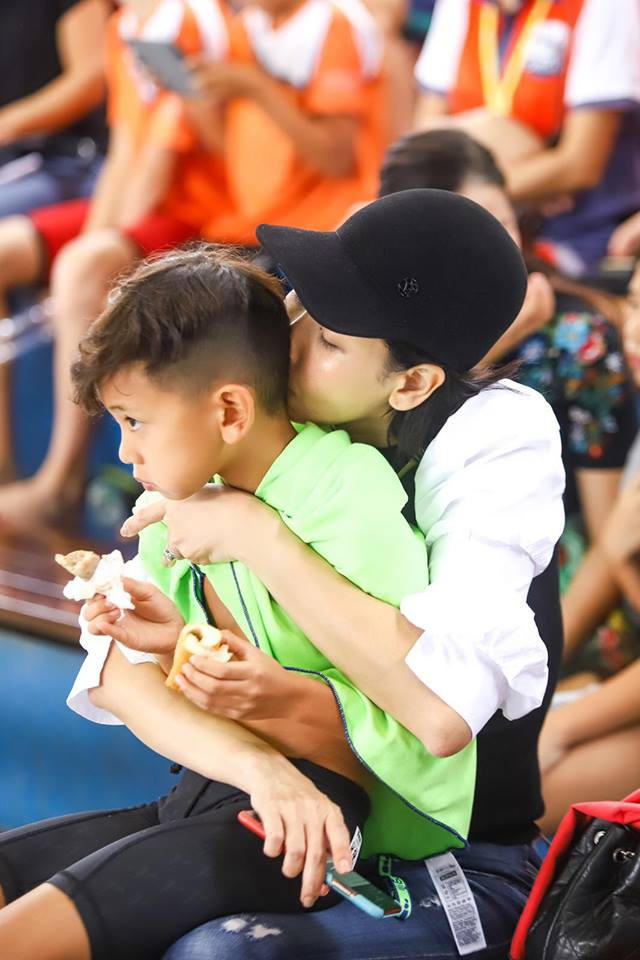 Chính vì bám mẹ, nên cậu bé Vương Khôi được mẹ chăm sóc rất kĩ càng, chu đáo.