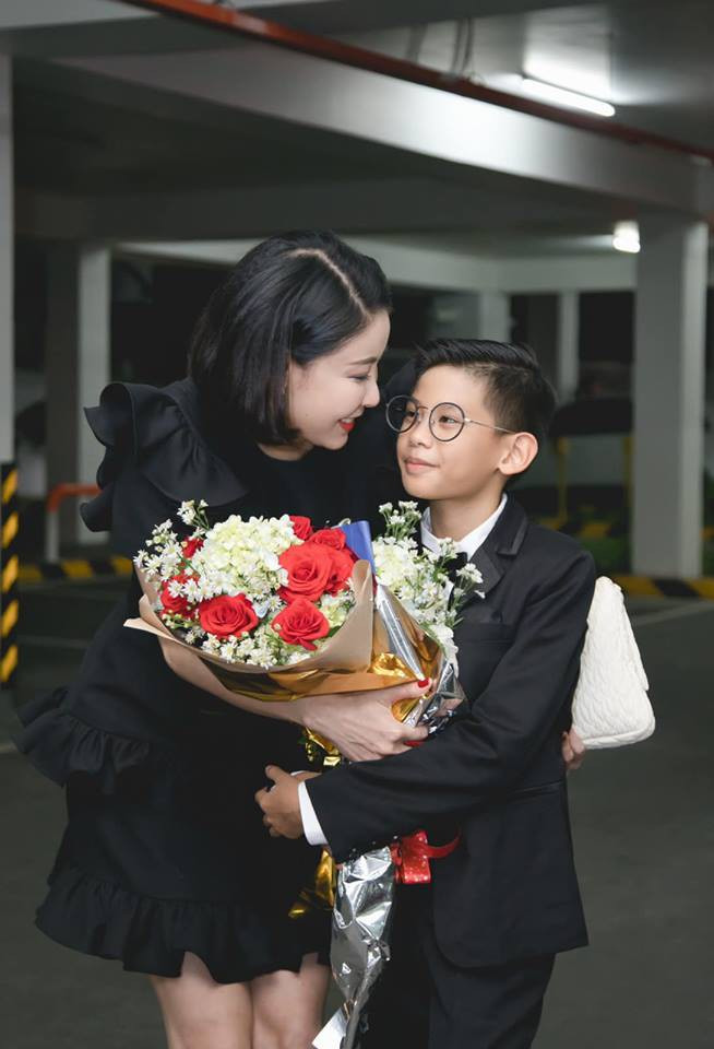 Tuy còn trẻ tuổi nhưng Vương Khang đã thể hiện năng khiếu của mình rất rõ rệt với âm nhạc.