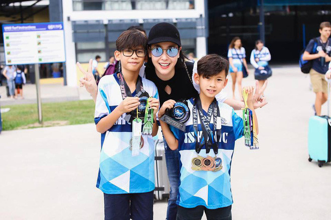 Hai anh em Vương Khôi - Vương Khang đều có khả năng bơi lội khá cừ. Ngoài ra còn có thể chơi một số môn thể thao khác.