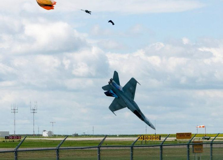 Có thể điểm qua một số vụ tai nạn gần đây liên quan tới F/A-18 Hornet: hai chiếc F-18 Hornet của Thủy quân Lục chiến Mỹ gặp nạn ở Miramar, gần TP San Diego vào hôm 9/11; ngày 25/10 một chiếc Hornet của Không quân Thụy Sĩ cũng gặp nạn; ngày 27/7 một chiếc F/A-18 của phi đội Blue Angels, Không quân Mỹ bị rơi.