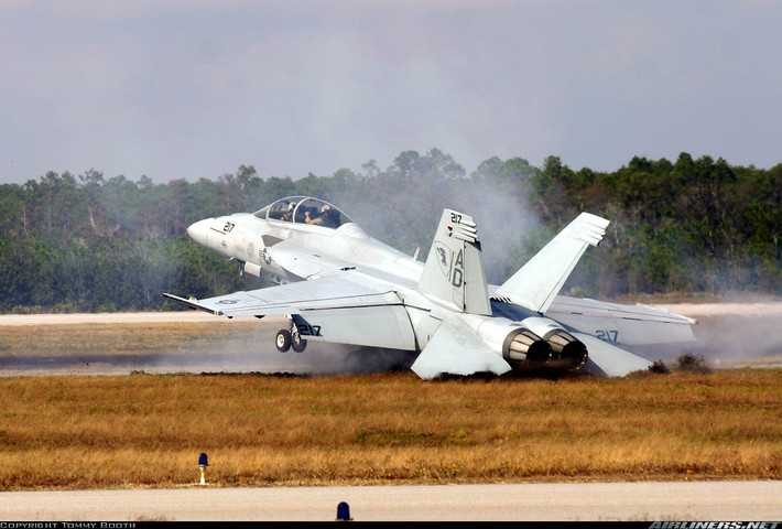 Theo Aviationist, vào hôm 7/12 một chiếc tiêm kích F/A-18 Hornet của Thủy quân Lục chiến Mỹ đóng tại Nhật Bản đã gặp nạn trên biển. Tuy không có thêm chi tiết thông tin vụ việc, nhưng khả năng rất cao chiếc F/A-18 gặp nạn tại Nhật Bản thuộc biên chế lực lượng không lực Thủy quân Lục chiến Mỹ đóng tại Iwakuni, Nhật Bản với phiên bản F/A-18C/D Hornet.