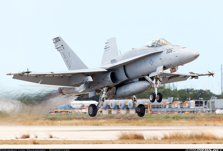 Tiêm kích F/A-18 có những tính năng khí động lực xuất sắc, chủ yếu nhờ vào các cánh nâng phía trước cánh (LEX). Các vai trò chủ yếu của loại máy bay này là hộ tống, bảo vệ hạm đội, chế áp lực lượng phòng không đối phương (SEAD), ngăn chặn tiếp tế trên không, hỗ trợ gần trên không và trinh sát.