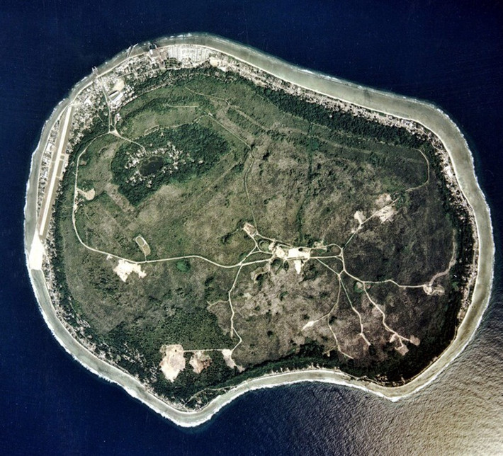 Quốc gia Nauru nằm ở Đông Bắc Papua New Guinea có diện tích bé thứ 3 thế giới sau Tòa thánh Vatican và Công quốc Monaco với diện tích chỉ 21 km2.