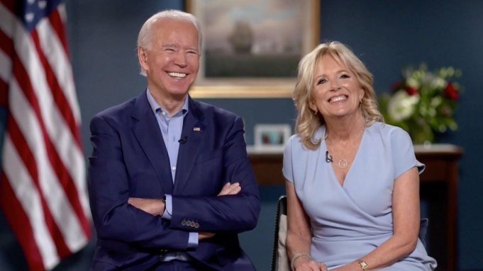Ngập tràn trong những chương sách là câu chuyện cảm động về hai cậu bé Hunter và Beau Biden đề nghị cha mình “cưới cô Jill”, khăng khăng gọi Jill là mẹ chứ không phải là “mẹ kế”.