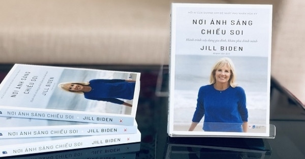 Trong cuốn hồi ký được viết theo phong cách đối thoại, tình tự, TS. Jill Biden kể 18 tuổi, khi đang học Đại học bà kết hôn với người chồng đầu tiên. Lúc đó Jill đã thực sự tin rằng vợ chồng họ là định mệnh của nhau, cho đến khi nhận ra sự khập khiễng và ly hôn vài năm sau đó.